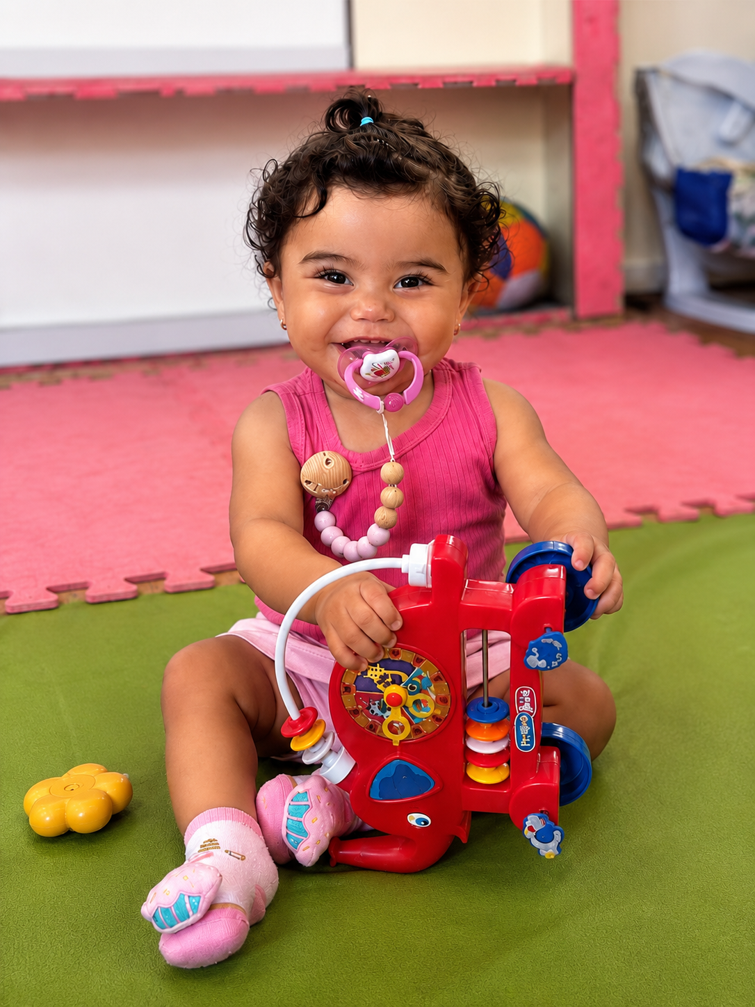 Bebê do berçário brincando com apoio da equipe da escola